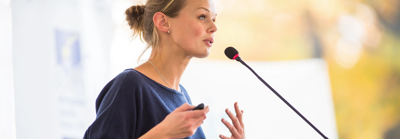 Conférencière au micro
