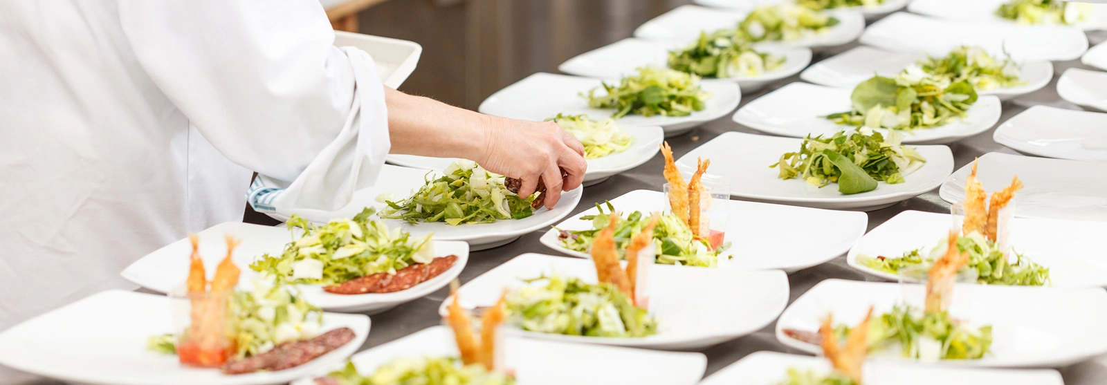 Cuisinier préparant des plats pour un banquet
