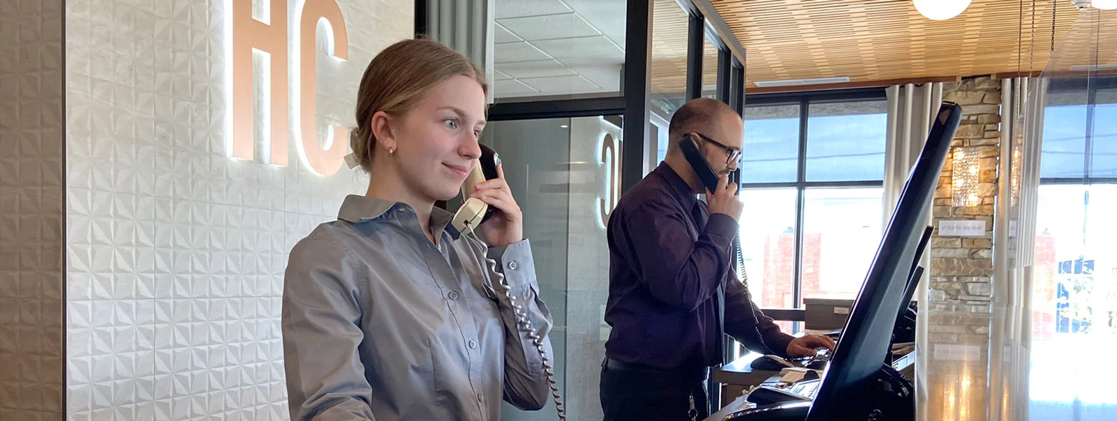 Conseillers à l'hébergement à la réception de l'Hôtel