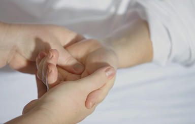 Plan rapproché d'un massage des mains
